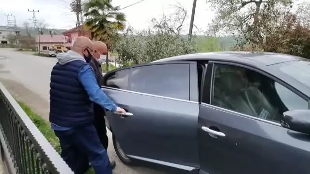 Kovid-19 aşısı yapılacak 67 yaşındaki görme engelli vatandaşa kaymakam araç tahsis etti Kovid-19 aşısı yapılacak 67 yaşındaki görme engelli vatandaşa kaymakam araç tahsis etti