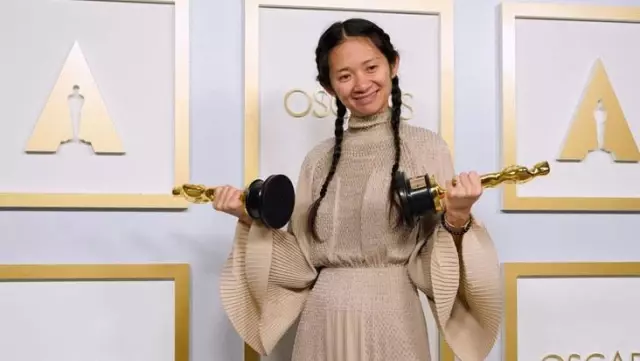 Oscar kazanan Nomadland filminin yönetmeni Chloé Zhao, ülkesi Çin'de sansüre uğradı Oscar kazanan Nomadland filminin yönetmeni Chloé Zhao, ülkesi Çin'de sansüre uğradı