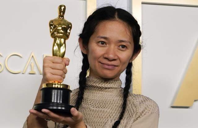 Oscar kazanan Nomadland filminin yönetmeni Chloé Zhao, ülkesi Çin'de sansüre uğradı Oscar kazanan Nomadland filminin yönetmeni Chloé Zhao, ülkesi Çin'de sansüre uğradı