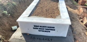 Özbağ Belde Belediye Başkanı Arazay, merhum mahalli sanatçı Ekrem Gündoğdu'nun mezarını yaptırdı