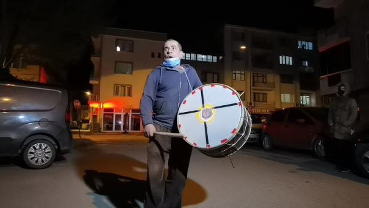 Ramazan davulcusu topladığı bahşişlerle 30 yetime bayramlık aldı