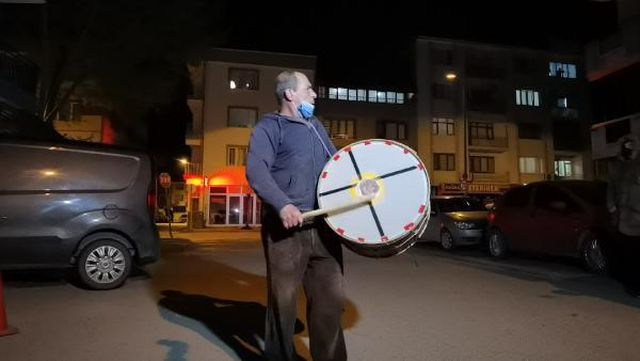 Ramazan davulcusu topladığı bahşişlerle 30 yetime bayramlık aldı