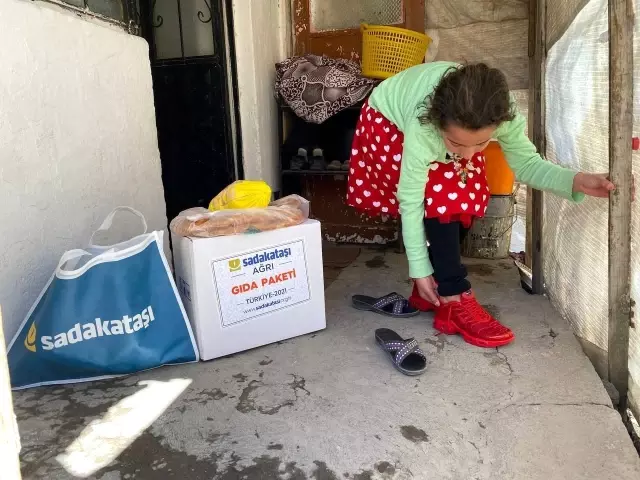 Sadakataşı Derneği Ağrı Temsilciliğinden ihtiyaç sahibi ailelere yardım eli Sadakataşı Derneği Ağrı Temsilciliğinden ihtiyaç sahibi ailelere yardım eli