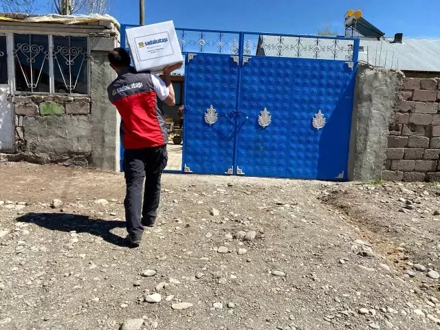 Sadakataşı Derneği Ağrı Temsilciliğinden ihtiyaç sahibi ailelere yardım eli Sadakataşı Derneği Ağrı Temsilciliğinden ihtiyaç sahibi ailelere yardım eli
