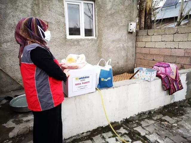 Sadakataşı Derneği Ağrı Temsilciliğinden ihtiyaç sahibi ailelere yardım eli Sadakataşı Derneği Ağrı Temsilciliğinden ihtiyaç sahibi ailelere yardım eli