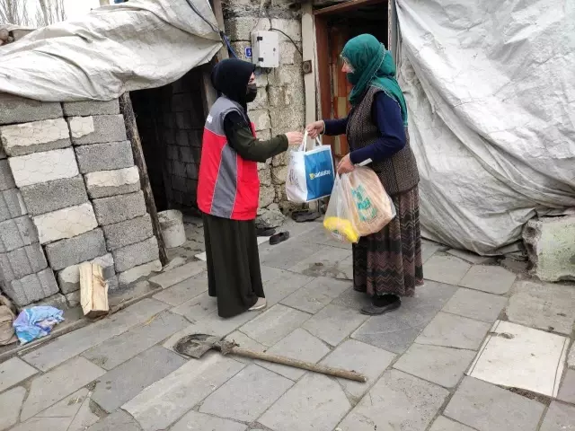 Sadakataşı Derneği Ağrı Temsilciliğinden ihtiyaç sahibi ailelere yardım eli Sadakataşı Derneği Ağrı Temsilciliğinden ihtiyaç sahibi ailelere yardım eli