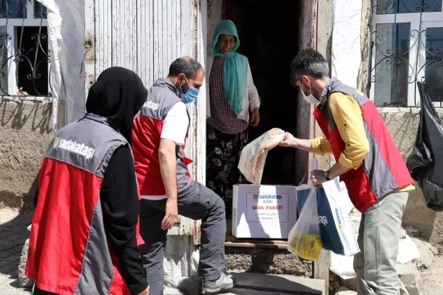 Sadakataşı Derneği Ağrı Temsilciliğinden ihtiyaç sahibi ailelere yardım eli Sadakataşı Derneği Ağrı Temsilciliğinden ihtiyaç sahibi ailelere yardım eli