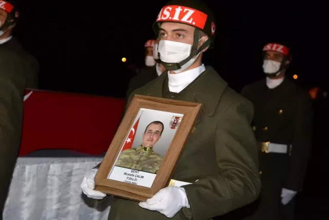 Şehit Çalım için Hakkari'de tören düzenlendi Şehit Çalım için Hakkari'de tören düzenlendi