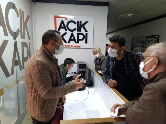 - Seyahat belgesi almaya çalışanlar kaymakamlıklara koştu - Seyahat belgesi almaya çalışanlar kaymakamlıklara koştu