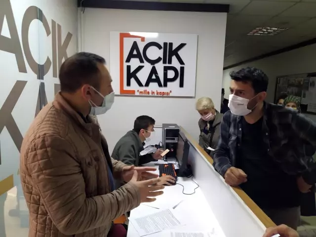 - Seyahat belgesi almaya çalışanlar kaymakamlıklara koştu - Seyahat belgesi almaya çalışanlar kaymakamlıklara koştu