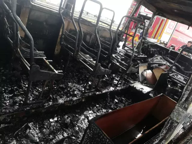 Seyir halinde yanan işçi servisi küle döndü Seyir halinde yanan işçi servisi küle döndü