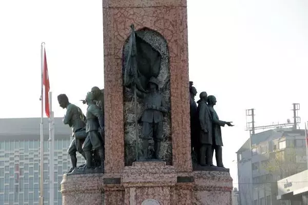 TAKSİM CUMHURİYET ANITI'NDA YILLARDIR FARK EDİLMEYEN AYRINTI TAKSİM CUMHURİYET ANITI'NDA YILLARDIR FARK EDİLMEYEN AYRINTI