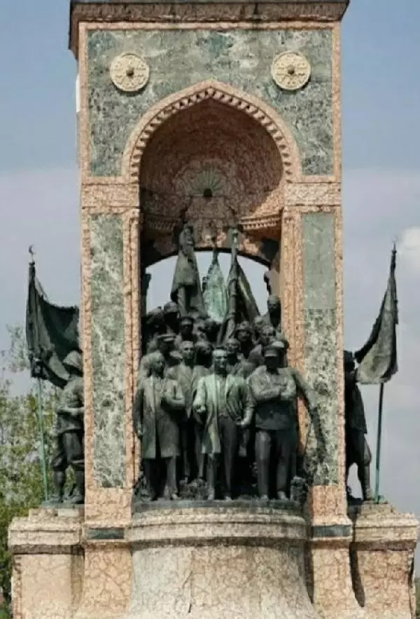 TAKSİM CUMHURİYET ANITI'NDA YILLARDIR FARK EDİLMEYEN AYRINTI TAKSİM CUMHURİYET ANITI'NDA YILLARDIR FARK EDİLMEYEN AYRINTI