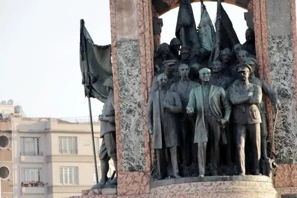 TAKSİM CUMHURİYET ANITI'NDA YILLARDIR FARK EDİLMEYEN AYRINTI TAKSİM CUMHURİYET ANITI'NDA YILLARDIR FARK EDİLMEYEN AYRINTI