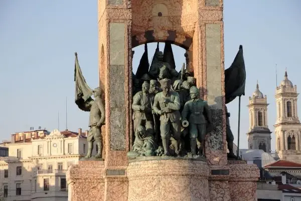 TAKSİM CUMHURİYET ANITI'NDA YILLARDIR FARK EDİLMEYEN AYRINTI TAKSİM CUMHURİYET ANITI'NDA YILLARDIR FARK EDİLMEYEN AYRINTI