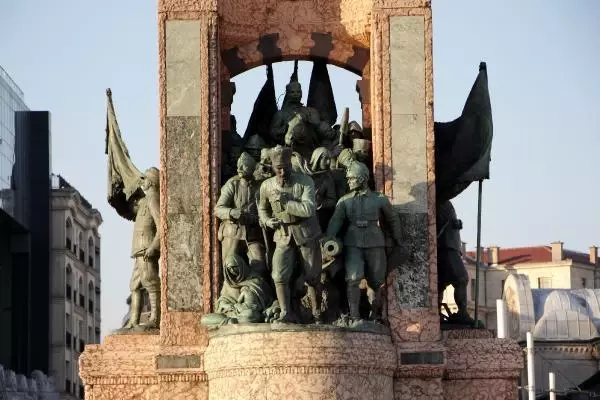 TAKSİM CUMHURİYET ANITI'NDA YILLARDIR FARK EDİLMEYEN AYRINTI TAKSİM CUMHURİYET ANITI'NDA YILLARDIR FARK EDİLMEYEN AYRINTI