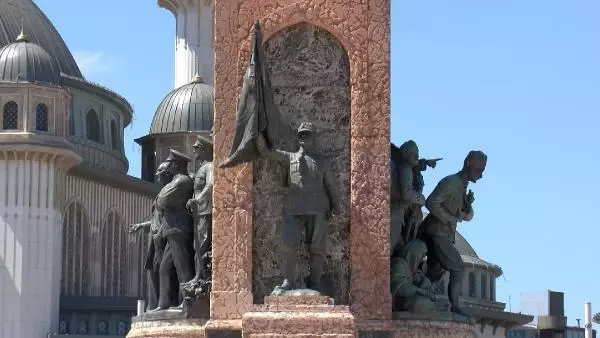 TAKSİM CUMHURİYET ANITI'NDA YILLARDIR FARK EDİLMEYEN AYRINTI TAKSİM CUMHURİYET ANITI'NDA YILLARDIR FARK EDİLMEYEN AYRINTI