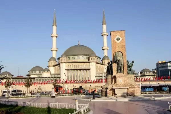 TAKSİM CUMHURİYET ANITI'NDA YILLARDIR FARK EDİLMEYEN AYRINTI TAKSİM CUMHURİYET ANITI'NDA YILLARDIR FARK EDİLMEYEN AYRINTI