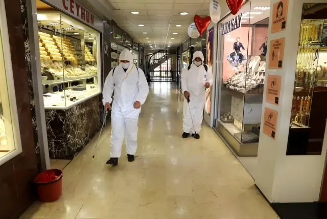 Vaka sayısının en fazla artış gösterdiği illerden Erzincan'da cadde ve sokaklar dezenfekte edildi Vaka sayısının en fazla artış gösterdiği illerden Erzincan'da cadde ve sokaklar dezenfekte edildi