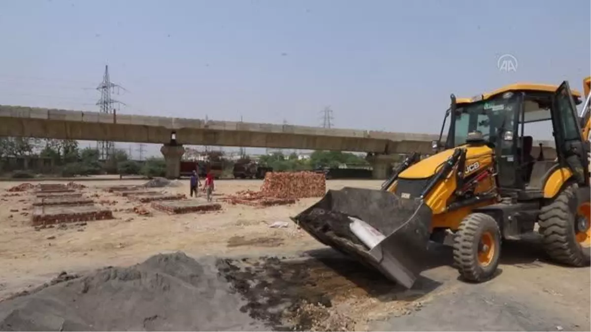 YENİ DELHİ - Hindistan'da Kovid-19 nedeniyle can kayıplarının artması sonucu krematoryumlarda yer kalmadı