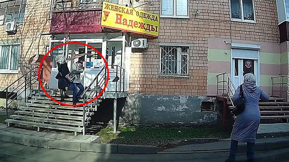 Balkondan kopan parçaların altında kalan iki kadın, kazadan mucize eseri kurtuldu