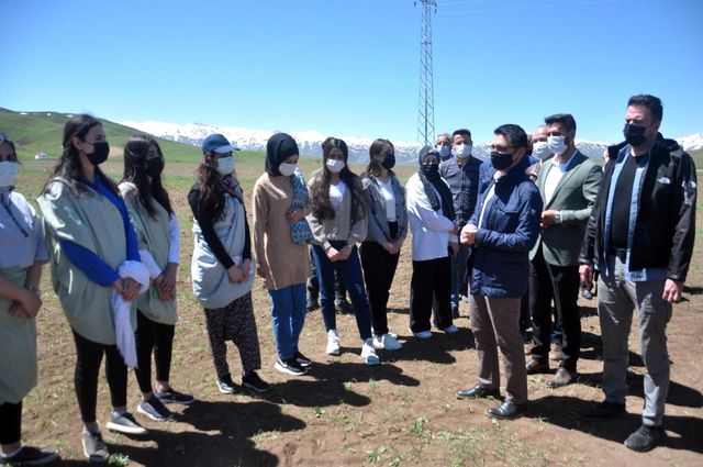 Yüksekova'da kadın eliyle ekim seferberliği Yüksekova'da kadın eliyle ekim seferberliği