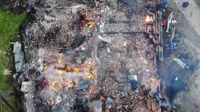 2 kişinin öldüğü, 3 evin küle döndüğü yangının boyutu gün ağarınca ortaya çıktı 2 kişinin öldüğü, 3 evin küle döndüğü yangının boyutu gün ağarınca ortaya çıktı