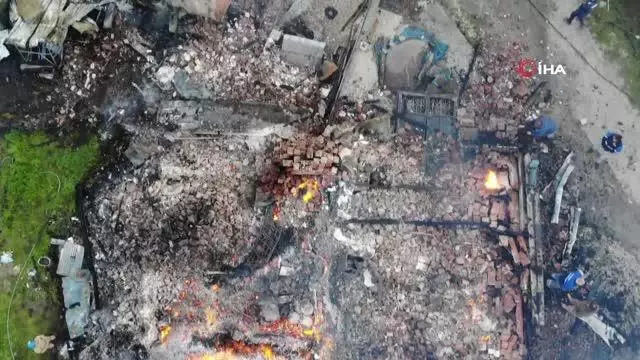 2 kişinin öldüğü, 3 evin küle döndüğü yangının boyutu gün ağarınca ortaya çıktı 2 kişinin öldüğü, 3 evin küle döndüğü yangının boyutu gün ağarınca ortaya çıktı