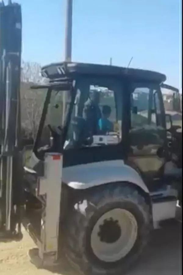 6 YAŞINDAKİ OĞLUNA İŞ MAKİNESİ KULLANDIRAN OPERATÖRE SORUŞTURMA 6 YAŞINDAKİ OĞLUNA İŞ MAKİNESİ KULLANDIRAN OPERATÖRE SORUŞTURMA
