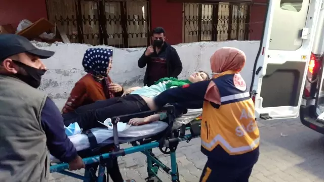 Sokak ortasında koca dehşeti: Boşanmak isteyen eşini defalarca bıçakladı