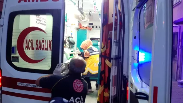 Sokak ortasında koca dehşeti: Boşanmak isteyen eşini defalarca bıçakladı