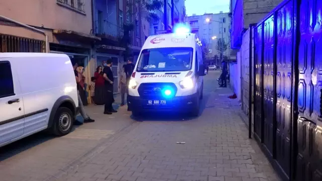 Sokak ortasında koca dehşeti: Boşanmak isteyen eşini defalarca bıçakladı