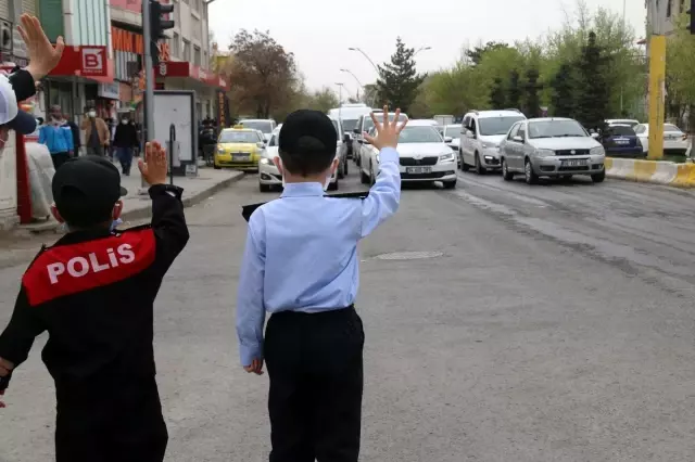 Son dakika gündem: Ağrı Emniyet Müdürü Özen'den öğrencilere sürpriz Son dakika gündem: Ağrı Emniyet Müdürü Özen'den öğrencilere sürpriz