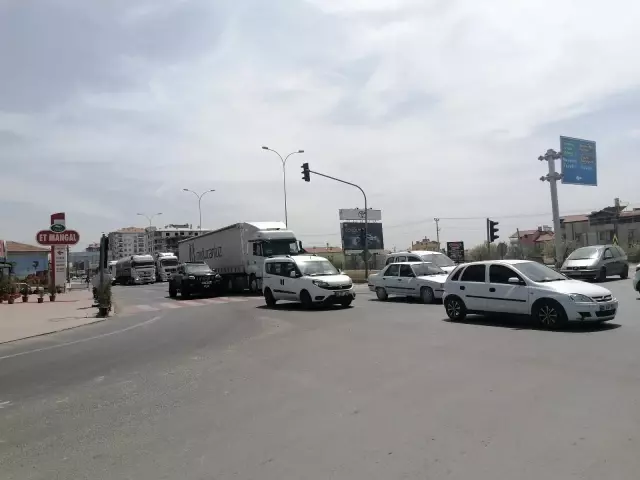 Aksaray'da karayollarında tam kapanma öncesi trafik yoğunluğu Aksaray'da karayollarında tam kapanma öncesi trafik yoğunluğu