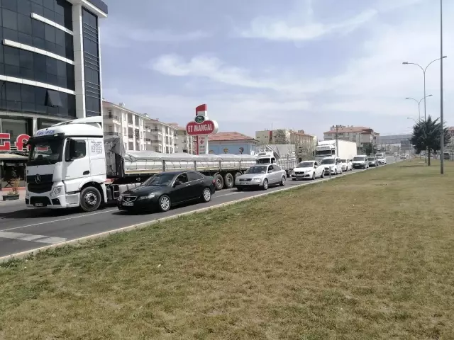 Aksaray'da karayollarında tam kapanma öncesi trafik yoğunluğu Aksaray'da karayollarında tam kapanma öncesi trafik yoğunluğu