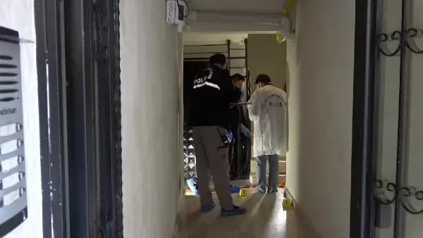 Apartman girişinde, eşini başından vurup öldürdü