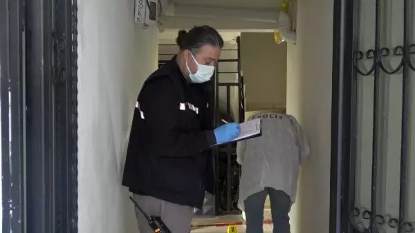 Apartman girişinde, eşini başından vurup öldürdü