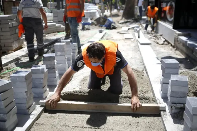 Atatürk Caddesi'nin batı kaldırımı yenileniyor