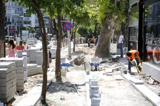 Atatürk Caddesi'nin batı kaldırımı yenileniyor