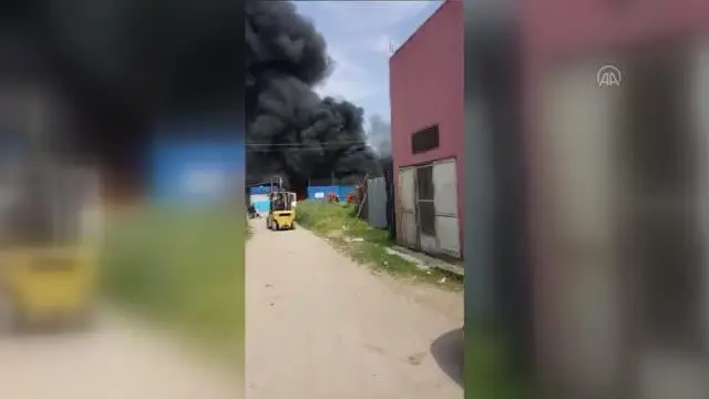 Atık toplama tesisinde çıkan yangın hasara neden oldu Atık toplama tesisinde çıkan yangın hasara neden oldu