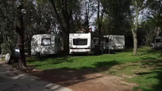 BALIKESİR - 'Tam kapanma' öncesi Edremit Körfezi'ndeki çadır ve karavan kamp alanlarında hareketlilik yaşanıyor BALIKESİR - 'Tam kapanma' öncesi Edremit Körfezi'ndeki çadır ve karavan kamp alanlarında hareketlilik yaşanıyor