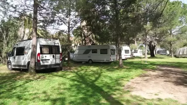 BALIKESİR - 'Tam kapanma' öncesi Edremit Körfezi'ndeki çadır ve karavan kamp alanlarında hareketlilik yaşanıyor
