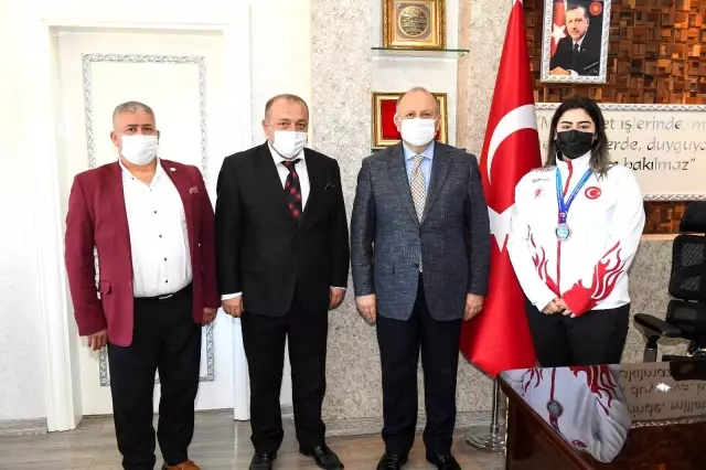 Başkan Tavlı, başarılı sporcuyu ödüllendirdi
