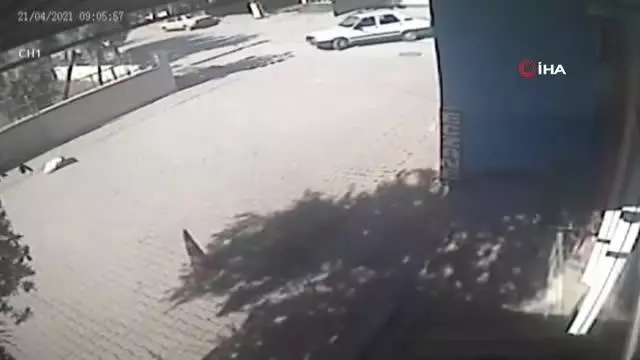 Bisikletten düşen çuvaldaki köpeğin üzerinden araç geçti... O anlar kamerada Bisikletten düşen çuvaldaki köpeğin üzerinden araç geçti... O anlar kamerada