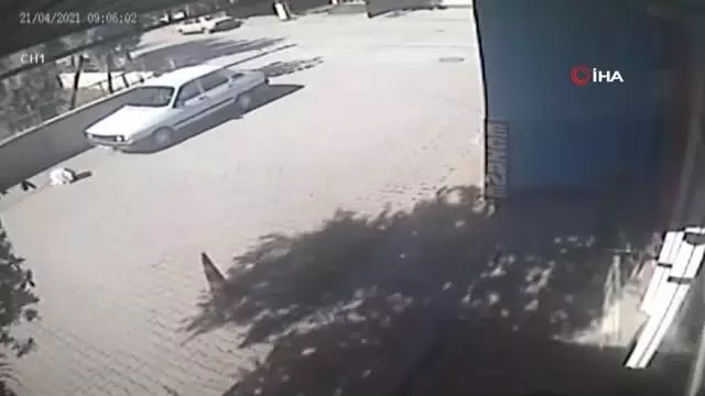 Bisikletten düşen çuvaldaki köpeğin üzerinden araç geçti... O anlar kamerada Bisikletten düşen çuvaldaki köpeğin üzerinden araç geçti... O anlar kamerada
