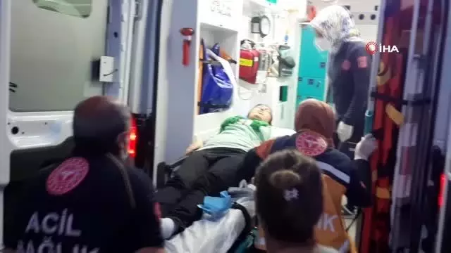Sokak ortasında koca dehşeti: Boşanmak isteyen eşini defalarca bıçakladı