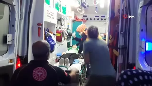 Sokak ortasında koca dehşeti: Boşanmak isteyen eşini defalarca bıçakladı