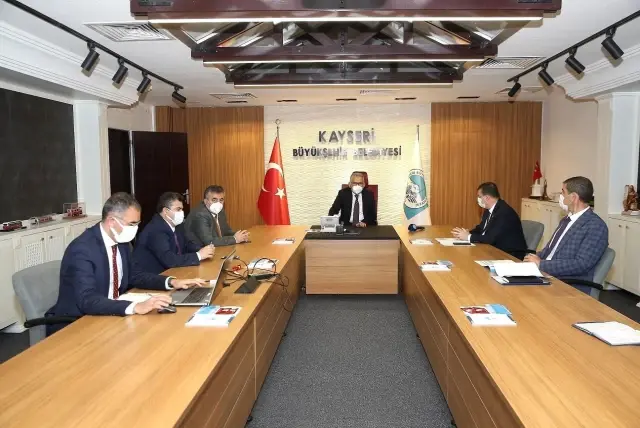 Başkan Büyükkılıç, ilçe belediye başkanlarıyla bir araya geldi Başkan Büyükkılıç, ilçe belediye başkanlarıyla bir araya geldi