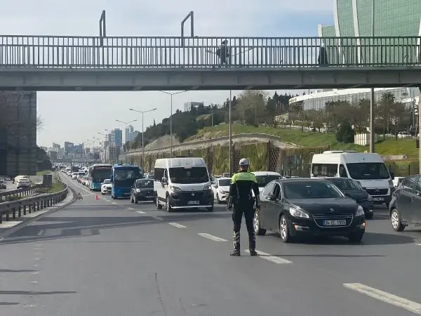 ÇAKARLI ARAÇ VE EMNİYET ŞERİDİ DENETİMİNDE KURAL İHLALİ YAPANLARA CEZA YAĞDI ÇAKARLI ARAÇ VE EMNİYET ŞERİDİ DENETİMİNDE KURAL İHLALİ YAPANLARA CEZA YAĞDI