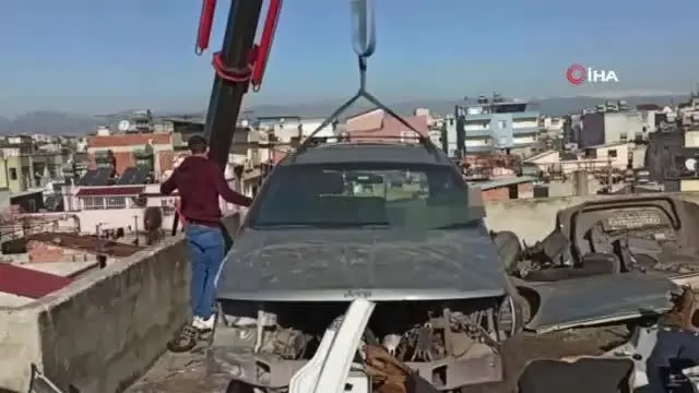 Çaldıkları araçları apartmanın çatı katında parçalamışlar Çaldıkları araçları apartmanın çatı katında parçalamışlar